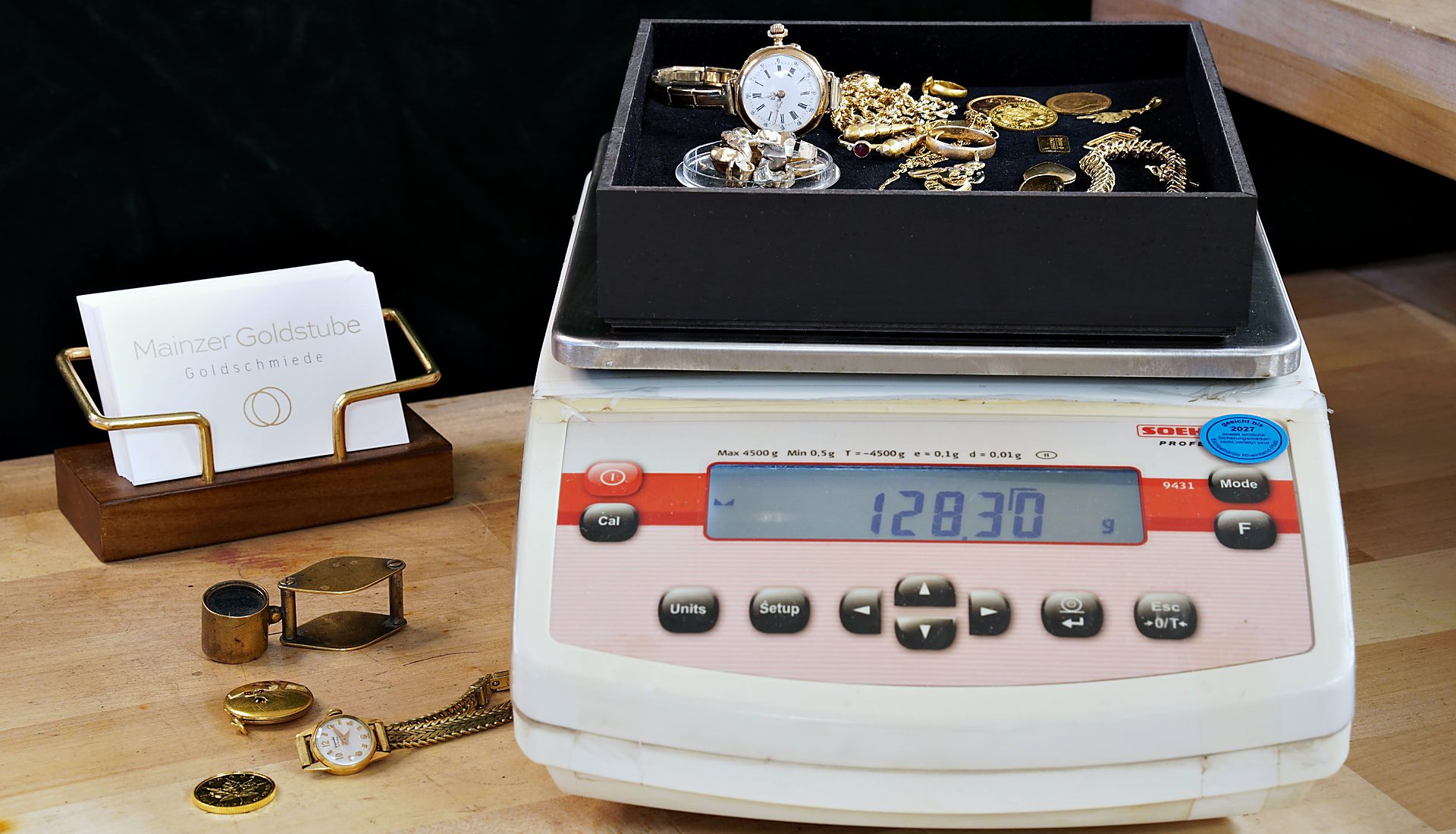 Altgold, Münzen und Uhren auf der geeichten Waage der Mainzer Goldstube
