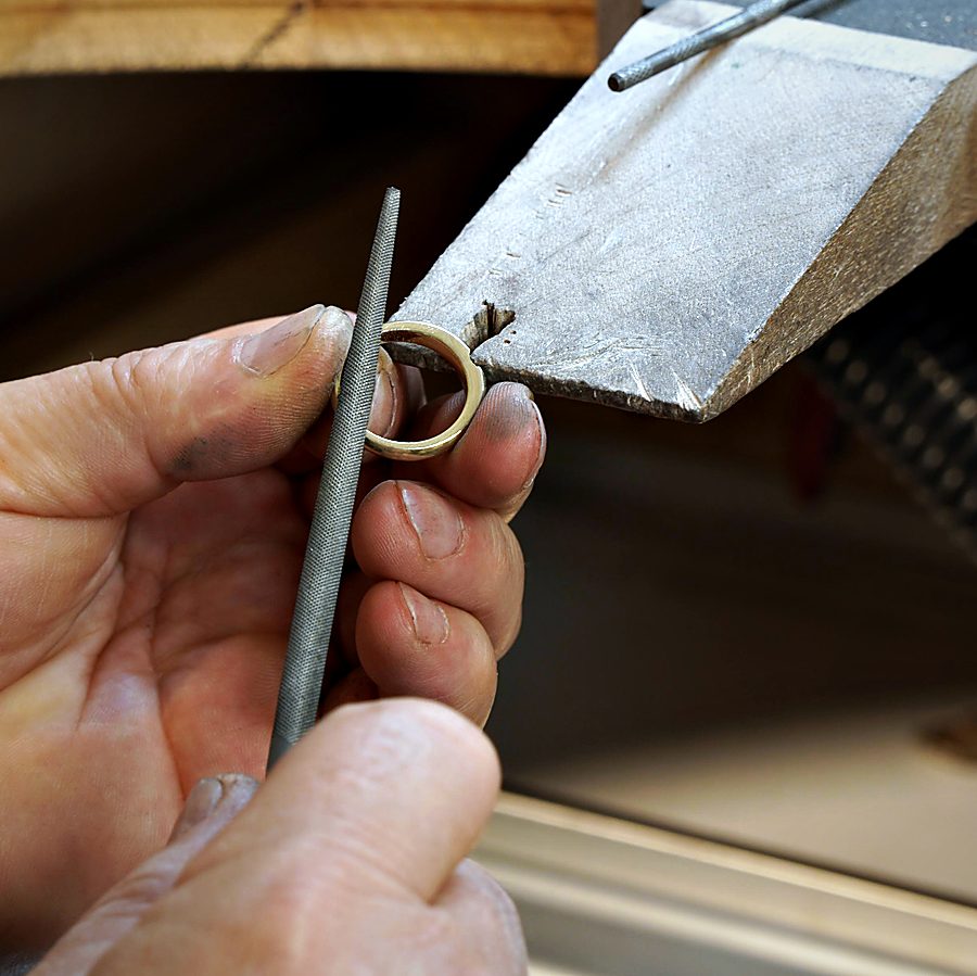 Ein Ring wird am Feilnagel geformt
