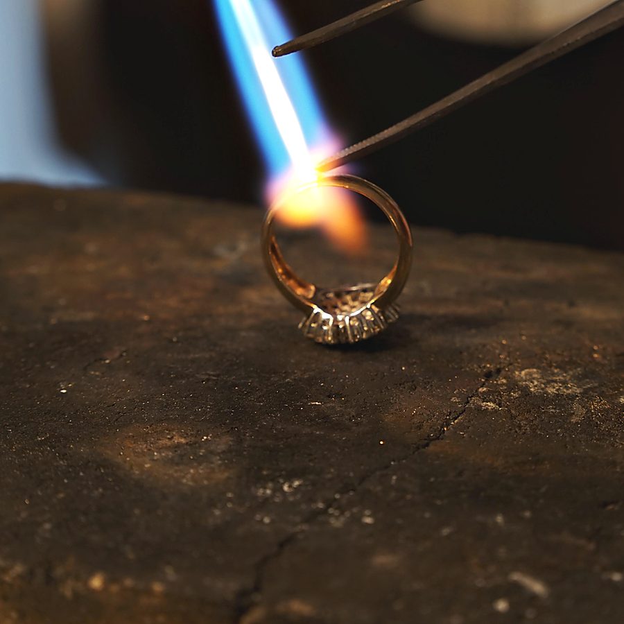 Ein Ring wird mit feiner Flamme gelötet
