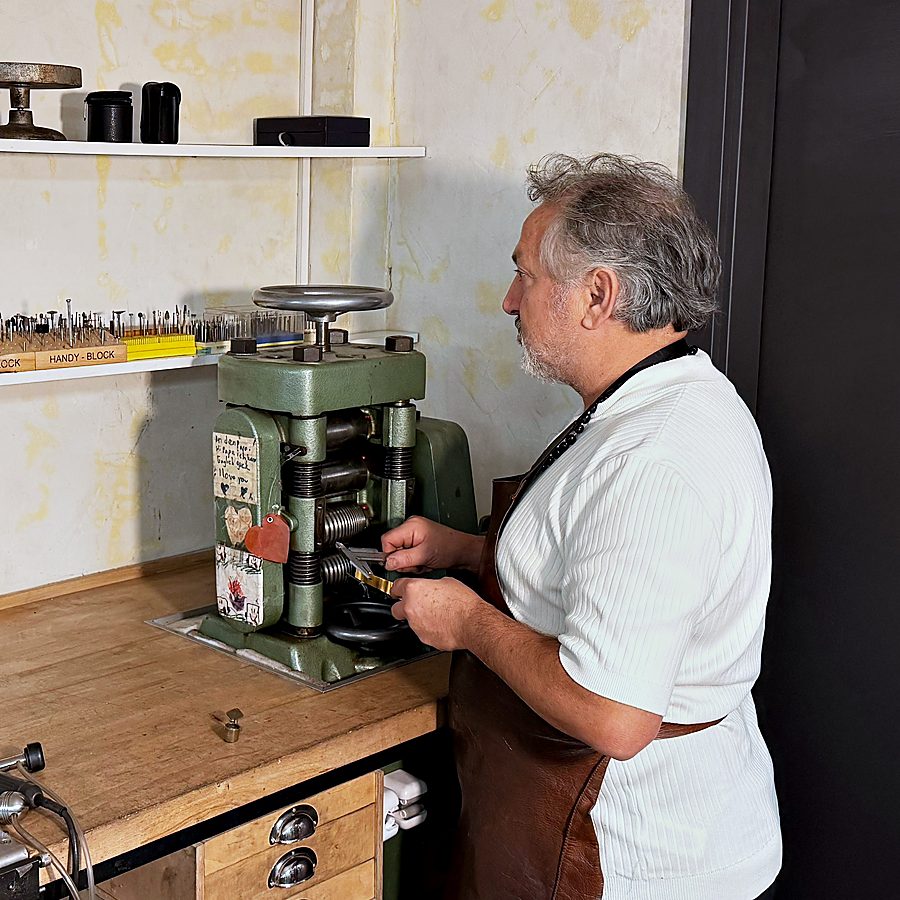 Kamil Akdogan walzt Gold an der Walzmaschine